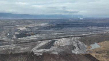 Kahverengi kömür ocağı kazıcı dev Vrsany, hava görüntüsü, açık linyit ağır taş ocağı, maden santralleri enerji yakma, çöp kovaları çıkarıcı, Çek sökücü