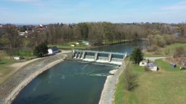 Weir Morava Nehri 'nde, Hidroelektrik Santrali' nde, İHA 'nın hava görüntülerinde, Morava nehrinin düzenlenmiş sel korumasında büyük taşlar beton, artan bankalar, sel vadileri inşa ederken ölçüldü.