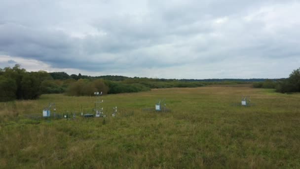 Stacja badania naukowe do badania łąk mokradeł, dron powietrza wideo strzał ekosystem stacja pogodowa bagna wierzby cykl strumień węgla eddy współwariancji metanu badania fizjologiczne fotosyntezy — Wideo stockowe