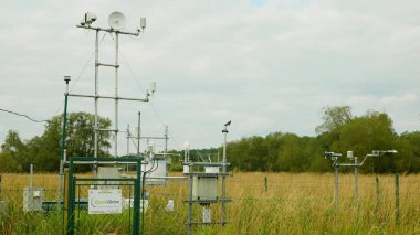 TREBON, CZECH REUBLIC, 20 AĞUSTOS 2021: Bataklık çayırları, ekosistem söğütleri, Eddy kovaryansı metan araştırması, meteorolojik meteoroloji araştırmaları için hava durumu meteoroloji istasyonu araştırması