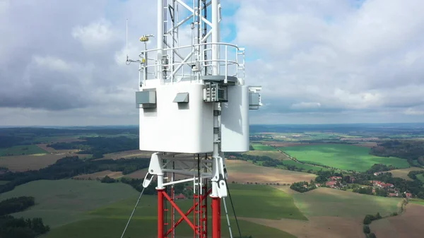 Staniční věda atmosférický výzkum bezpilotní vzdušný meteorologie mezinárodní sluneční pyranometr, měření směru větru, měření příchozího rozptýleného slunečního záření vědecká věž — Stock fotografie