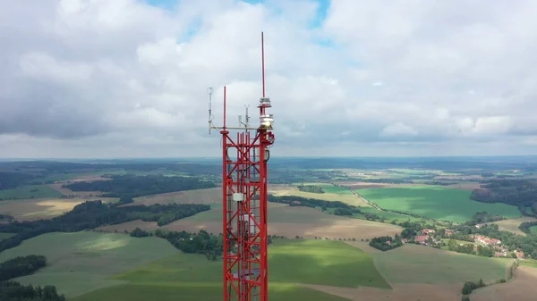 Atmosférické stanice vědecký výzkum drone letecké počasí meteorologie mezinárodní, varovné světlo pro letadlo maják vířivých kovariančních systémů, měření difúzní sluneční záření vědecké věže — Stock fotografie