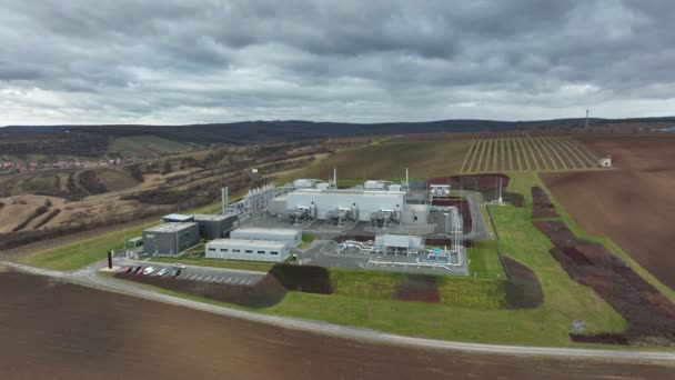 DAMBORICE, CZECH REPUBLIC, NOVEMBER 15, 2021: Oil gas natural plant factory drone aerial view processing storages tanks fossil pipes refinery pumpjack fracking extraction pump jack machine field — Vídeo de Stock