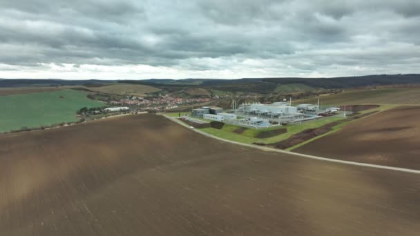 Πετρέλαιο φυσικό αέριο εργοστάσιο κηφήνας εναέρια άποψη επεξεργασία αποθηκεύει δεξαμενές ορυκτά σωλήνες διυλιστήριο αντλίας pumpjack fracking άντληση αντλία jack μηχάνημα τομέα, βιομηχανία καυσίμων άντληση ενέργειας Τσεχική Ευρώπη — Αρχείο Βίντεο