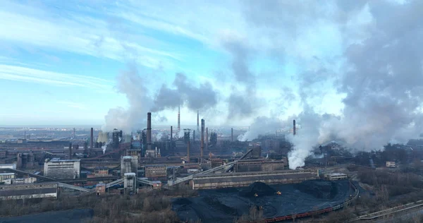 Fabriek metaal staal verwerking warm, dron luchtfoto, rook schoorstenen stijgt zwart gif, smog in de stad Ostrava, stof in de lucht, quadcopter uitzicht vliegen vliegshow, gevaar voor de menselijke gezondheid — Stockfoto