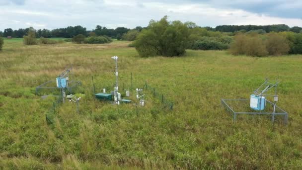 Estación de investigación científica para el estudio de los humedales prados, drones de vídeo aéreo ecosistema estación meteorológica pantano sauces ciclo flujo de carbono eddy covarianza metano investigación fisiológica fotosíntesis — Vídeos de Stock