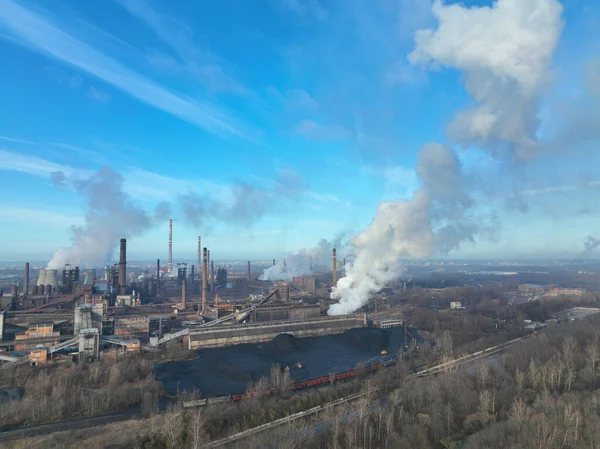 Metal fabrikası sıcak, insansız hava aracı video çekimi, duman bacaları siyah zehir, Ostrava şehrinde duman, havada toz, kuadkopter görüşlü uçuş gösterisi, insan sağlığı tehlikesi — Stok fotoğraf
