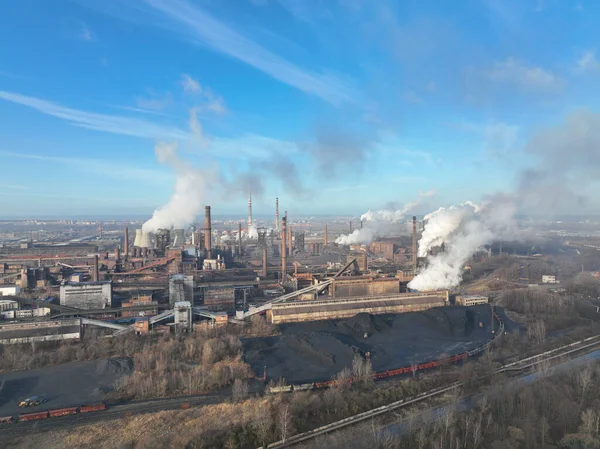 Fabrika metal işleme, sıcak, drone hava görüntüsü, duman bacaları siyah zehir, Ostrava şehrinde duman, havada toz, kuadkopter görüşlü uçuş gösterisi, insan sağlığı tehlikesi — Stok fotoğraf
