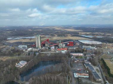 ORLOVA LAZY, CZECH REUBLIC, HAZİRAN 1, 2022: Kara kömür madeni maden kuyusu mayınları asansörü, hava aracı görüntüsü, madencilik binaları, ekolojik felaket, geri kazanılmış, doğal çukur