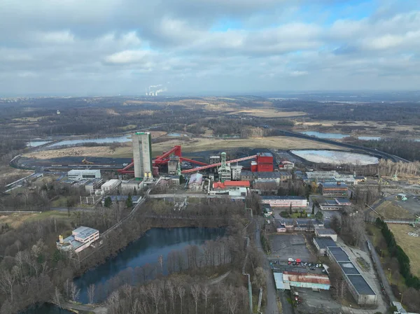 ORLOVA LAZY, CZECH REUBLIC, HAZİRAN 1, 2022: Kara kömür madeni maden kuyusu mayınları asansörü, hava aracı görüntüsü, madencilik binaları, ekolojik felaket, geri kazanılmış, doğal çukur — Stok fotoğraf