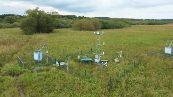 Station science research for studying wetlands meadows, drone aerial video shot ecosystem weather station swamp willows cycle carbon flux eddy covariance methane research physiological photosynthesis — Stockvideo