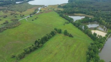Balıkhavuzu sistemi balık kuluçka tesisi Trebonsko biyosfer UNESCO koruma alanı arazisi sulak alanlar havuzu Rozmberk kafesleri Çek en büyük çayırlarını avlıyor Trebon, insansız hava aracı video çekimi