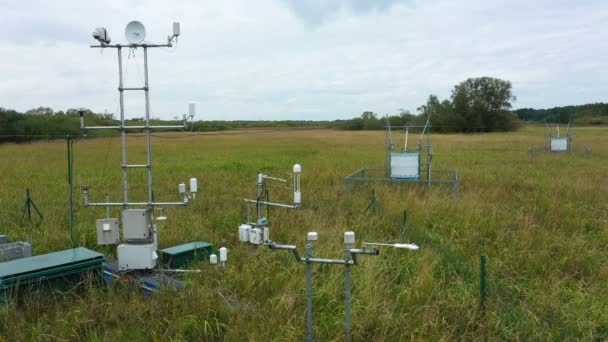 Station science research for studying wetlands meadows, drone aerial video shot ecosystem weather station swamp willows cycle carbon flux eddy covariance methane research physiological photosynthesis — Stock Video
