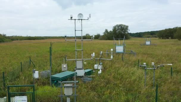 TREBON, CZCHECH Republic 2021年8月20日:湿地草原研究のための科学ステーション研究気象気象学、生態系沼は渦共分散メタン研究、気象学 — ストック動画
