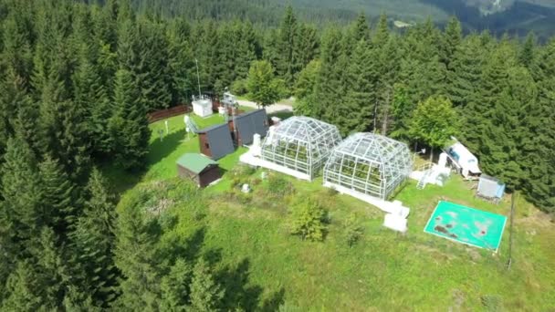 SULOV, CZECH REPUBLIC, 20 AĞUSTOS, 2021: Bilim istasyonu insansız hava aracı açık iklim değişikliği araştırmaları Billy Kriz, bitki ladin resimleri Norveç Avrupa ve dağ kayın ağaçlarına aitler — Stok video