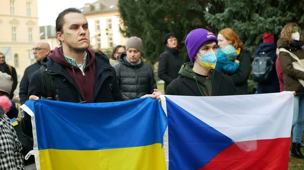 PRAGUE, CZECH Cumhuriyet, FEBRUARY 24 Şubat 2022: Rusya 'nın Ukraynalı aktivist siyasi Ukraynalılara karşı Rusya' daki askeri saldırı savaşına karşı gösteri insanları, Çek sancaktarlar