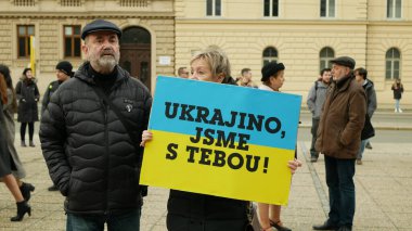 PRAGUE, CZECH REPUBLIC, FEBRUARY 24 Şubat 2022: Rus askeri saldırısı gösterileri Rusya 'ya karşı insanlar protesto eylemcileri yardım, kalabalık afişleri Ukrayna' dayız