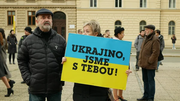 PRAGUE, CZECH REPUBLIC, FEBRUARY 24 Şubat 2022: Rus askeri saldırısı gösterileri Rusya 'ya karşı insanlar protesto eylemcileri yardım, kalabalık afişleri Ukrayna' dayız