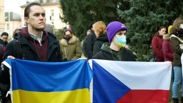 PRAGUE, RÉPUBLIQUE TCHÈQUE, 24 FÉVRIER 2022 : Manifestation contre l'attaque militaire russe guerre Russie contre l'Ukraine foule militant politicien Ukrainiens, militants drapeaux Les bannières tchèques aident — Video