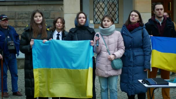PRAHA, ČESKÁ REPUBLIKA, FEBRUARIE 24, 2022: Demonstrace Ukrajinské ženy dívky zpívají národní hymnu lidé proti ruské vojenské útočné válce Rusko proti Ukrajině dav protestují Ukrajinci — Stock video