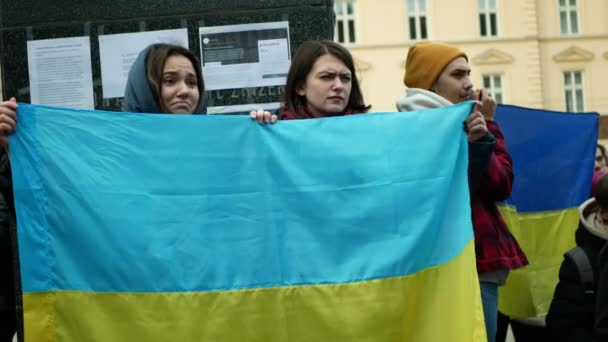 PRAGUE, CZECH REPUBLIC, FEBRUARY 24, 2022: Demonstrasi perempuan Ukraina yang menentang serangan militer Rusia Perang Rusia terhadap politisi Ukraina protes kerumunan Ukraina, aktivis bantuan bendera — Stok Video