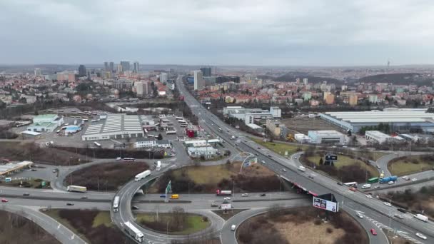 プラハ,チェコ共和国, 2022年1月20日:車の交差点高速道路の交差点巨大なドローン航空交通都市プラハの道路、交通渋滞ラッシュ車高速道路の混雑、密高速道路、排出ガス輸送 — ストック動画