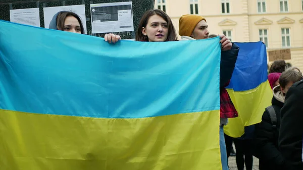 PRAGUE, CSEH KÖZTÁRSASÁG, 2022 FEBRUÁR 24: Demonstráció Ukrán nők emberek ellen orosz katonai támadás háború Oroszország tömeg tiltakozik politikus ukránok, aktivisták zászlók segítenek — Stock Fotó
