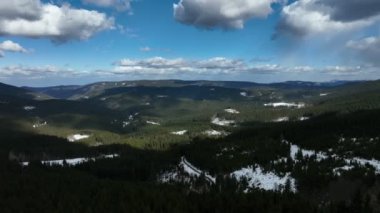 Karlı kış ormanı insansız hava aracı dağ tepesi Beskydy ladin videosu Picea abies orman bakiresi Fagus sylvatica, kuadkopter manzaralı uçuş gösterisi, büyük katman, kuru kütükler
