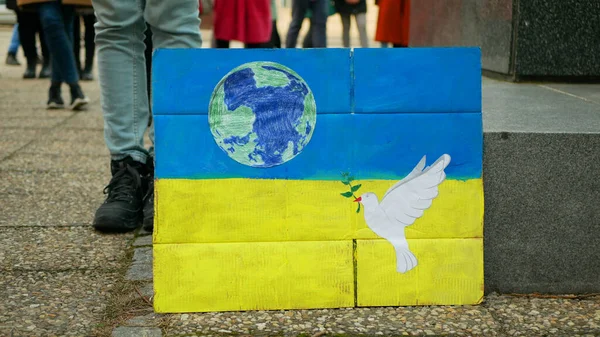Demonstráció emberek ellen orosz katonai támadás háború Oroszország Ukrajna zászló, zászló a remény galambok bolygó Föld tömeg tiltakozik aktivista politikus ukránok aktivisták segítenek Putyin politikai aktivizmus — Stock Fotó