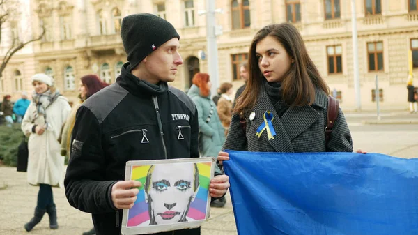 PRAGUE, CSEH KÖZTÁRSASÁG, MARZ 3, 2022: Demonstráció emberek ellen orosz katonai támadás háború Oroszország Ukrajna tömeg tiltakozik aktivista politikus ukránok, aktivisták zászlók Putyin — Stock Fotó