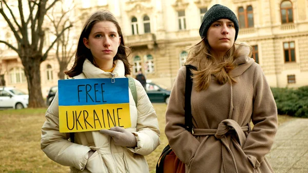 PRAGUE, CSEH KÖZTÁRSASÁG, 2022 FEBRUÁR 24: Szabad Ukrajna zászló orosz katonai támadás demonstráció emberek tömeg háború ellen Oroszország Ukrajna tiltakozás aktivista segítség, lányok nők tömeg — Stock Fotó