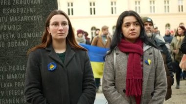 PRAGUE, CZECH Cumhuriyet, FEBRUARY 24 Şubat 2022: Rus askeri saldırısına karşı kalabalık yapan Ukraynalı kadın göstericiler Rusya 'nın eylemci siyasi Ukraynalılara yardım