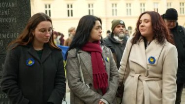 PRAG, CZECH Cumhuriyet, FEBRUARY 24 Şubat 2022: Rusya 'nın Ukrayna' daki protesto eylemcisi Ukraynalılara karşı Rus askeri saldırısına karşı kalabalık kız çocukları