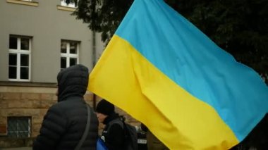 PRAGUE, CZECH Cumhuriyet, FEBRUARY 24 Şubat 2022: Ukrayna bayrakları dalgalanan rüzgar göstericileri Rusya 'ya karşı Rusya askeri saldırısı, kalabalık eylemcisi Ukraynalılar, aktivistler