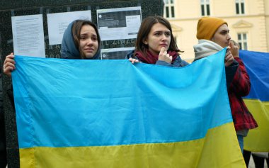 PRAGUE, CZECH Cumhuriyet, FEBRUARY 24 Şubat 2022: Ukraynalı kadın göstericiler Rus ordusuna karşı Rusya 'nın Ukraynalılara karşı savaş açmasına karşı Rusya' nın Ukraynalılara karşı yürüttüğü protesto, aktivistler bayraklara yardım