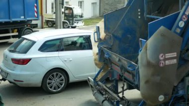 OLOMOUC, CZECH REPUBLIC, FEBRUARY 24, 2021: Çöp toplama detayı büyük kamyon makinesi ahşap mobilya, halı servis köyü makineleri, çöpçü çöpçüleri