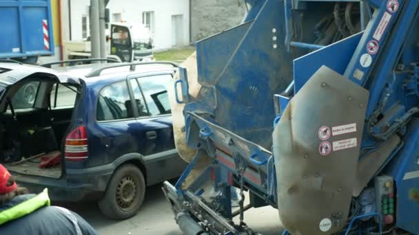 OLOMOUC, TSJECHIË, FEBRUARI 24, 2021: Afval verpletteren vuilnisbak detail grote vrachtwagen machine hout platen meubels tapijt service dorp machines auto mensen, vuilnisman vuilnis — Stockvideo