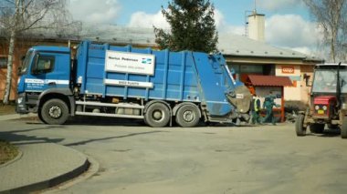 OLOMOUC, CZECH REPUBLIC, FEBRUARY 24, 2021: Çöp kamyonları çöp toplama detayı büyük makine ahşap tahtaları mobilya, halı servis köyü makineleri, çöpçü çöpçüleri