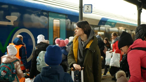 BOHUMIN, CZECH REPUBLIC, 17 Mart 2022: Mülteciler Ukrayna çocuk ailesi Bohumin merkez istasyon yardım trenine geliyor, ana bankta bekleyen bebek, Rusya 'daki savaş bavulları