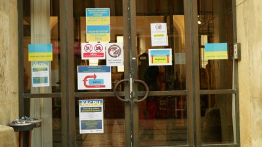 OLOMOUC, CZECH REPUBLIC, 17 Mart 2022: Mülteci sığınma başvurusu Ukraynalı çocuklar aile bireyleri Bölgesel Yardım Merkezi Ukrayna bayrağına yardım, yardımsever çocuk servis kapısı