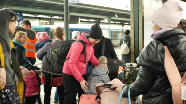 BOHUMIN, REPÚBLICA CHECA, Março 17, 2022: Refugiados Ucrânia crianças família pessoas chegando trem Bohumin estação central alívio, mãe sentado banco bebê esperando jogar, sacos de bagagem, medo guerra Rússia — Vídeo de Stock
