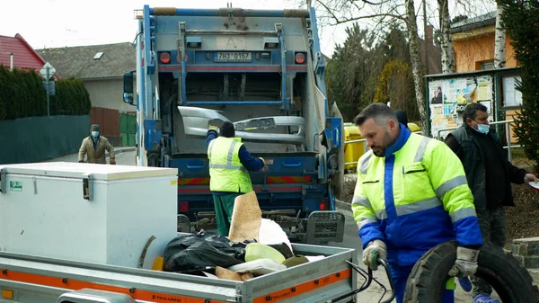 OLOMOUC, ΤΣΕΧΙΚΗ ΔΗΜΟΚΡΑΤΙΑ, 24 ΦΕΒΡΟΥΑΡΙΟΥ 2021: Απόβλητα σύνθλιψη σκουπιδιών λεπτομέρεια συλλογής μεγάλων φορτηγών ξύλινων πλακών επίπλων από ξύλο πλαστικά pvc service mechanics car people, σκουπίδια σκουπιδιάρηδες — Φωτογραφία Αρχείου