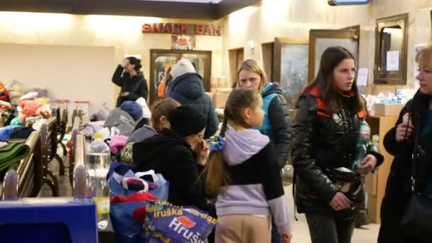 BOHUMIN, CZECH REPUBLIC, 17 Mart 2022: Mülteciler Ukraynalı çocuklar aile treni Bohumin merkez istasyonu yardımı, insanların annesi bankta oturan bebek battaniyesi, valiz çantası, Rusya savaşı — Stok video