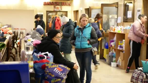 BOHUMIN, CZECH REPUBLIC, 17 Mart 2022: Mülteciler Ukraynalı çocuklar aile treni Bohumin merkez istasyonu yardımı, insanların annesi bankta oturan bebek battaniyesi, valiz çantası, Rusya savaşı — Stok video