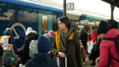 BOHUMIN, CZECH REPUBLIC, 17 Mart 2022: Mülteciler Ukrayna çocuk ailesi Bohumin merkez istasyon yardım trenine geliyor, ana bankta bekleyen bebek, Rusya 'daki savaş bavulları