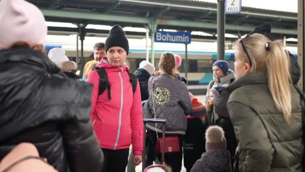 BOHUMIN, ČESKÁ REPUBLIKA, Březen 17, 2022: Uprchlíci Ukrajina děti rodina lidé přijíždějící vlak Bohumín ústřední nádraží reliéf, matka sedí lavička dítě čekání, zavazadla tašky, strach Rusko válka — Stock video