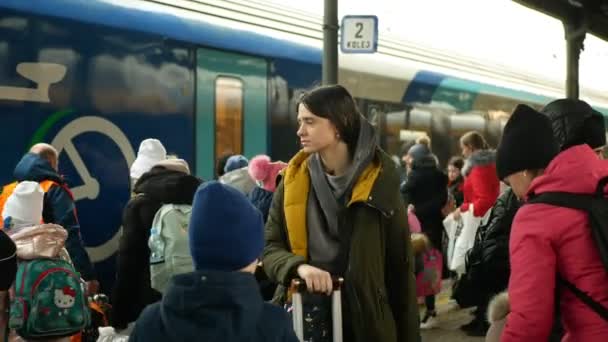 BOHUMIN, ČESKÁ REPUBLIKA, Březen 17, 2022: Uprchlíci Ukrajina děti rodina přijíždějící na palubu vlaku Bohumín centrální nádraží úleva, mateřská lavička čekání dětí, zavazadla Rusko válka — Stock video