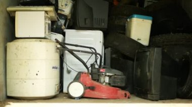 Atık toplama makineleri elektrikli aletler, televizyon çim biçme makineleri, fırın çöpler, çöp kamyonu, makineler, araba tamircileri, çöp toplayıcı çöpleri, geri dönüşümlü hizmetler.