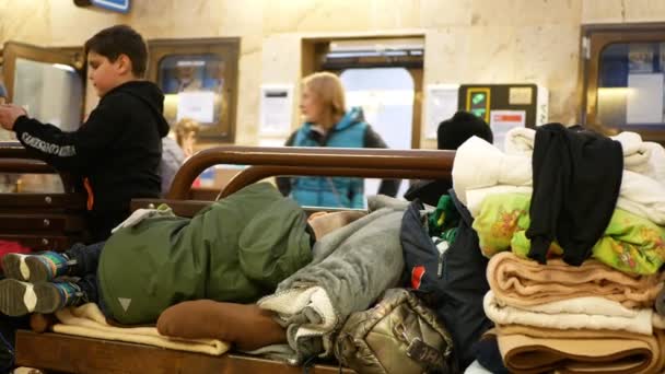 BOHUMIN, ΤΣΕΧΙΚΗ ΔΗΜΟΚΡΑΤΙΑ, 17 ΜΑΡΤΙΟΥ 2022: Παιδιά πρόσφυγες Ουκρανία οικογενειακό τρένο Ανακούφιση από τον κεντρικό σταθμό Bohumin, άνθρωποι μητέρα κάθεται πάγκο μωρό κουβέρτα ύπνου, αποσκευές σακούλες, Ρωσία πολέμου — Αρχείο Βίντεο