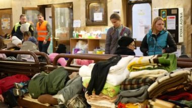 BOHUMIN, CZECH REPUBLIC, 17 Mart 2022: Mülteciler Ukraynalı çocuklar aile treni Bohumin merkez istasyonu yardımı, insanların annesi bankta oturan bebek battaniyesi, valiz çantası, Rusya savaşı